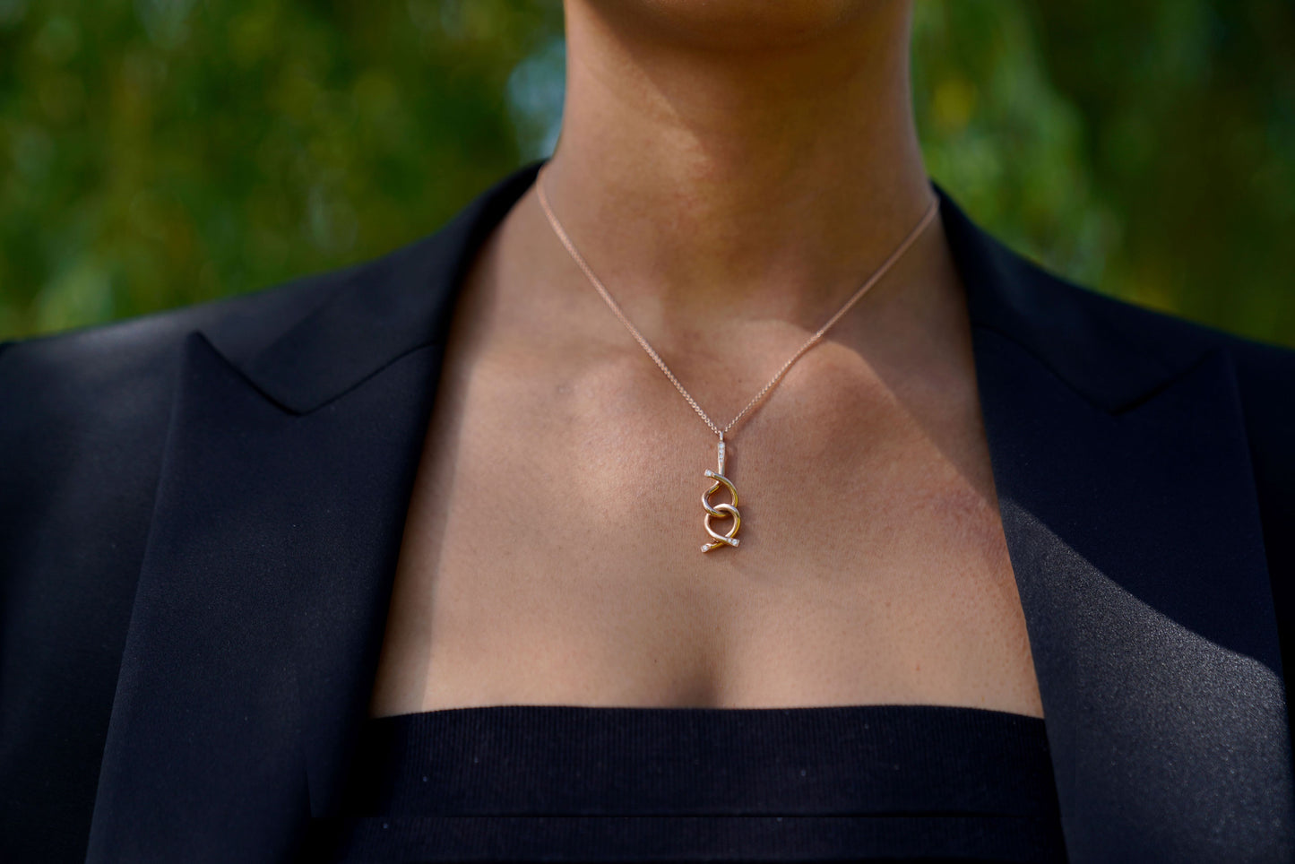Brain teaser necklace, 18K gold and diamond